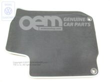 1 zestaw dywaników pod stopy w kolorze czarnym/krystalicznie szarym 1J1863011M MZU