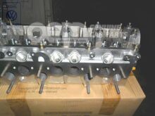 Głowica cylindra z zaworami i wałkiem rozrządu 037103265 X (1)