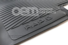 1 zestaw dywaników na stopy (gumowych) 5JA061551 (1)