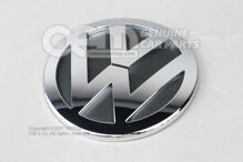 Emblemat VW w kolorach chrom/czarny 6Q0853630A ULM (1)
