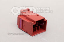 Płaska obudowa złącza z mechanizmem blokującym styki 4F0937743B